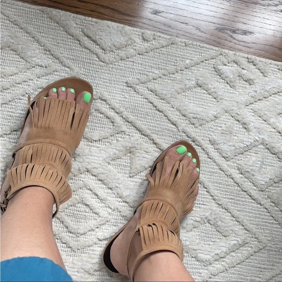 GUCCI Becky Suede Fringe Thong Sandals in Tan Color
